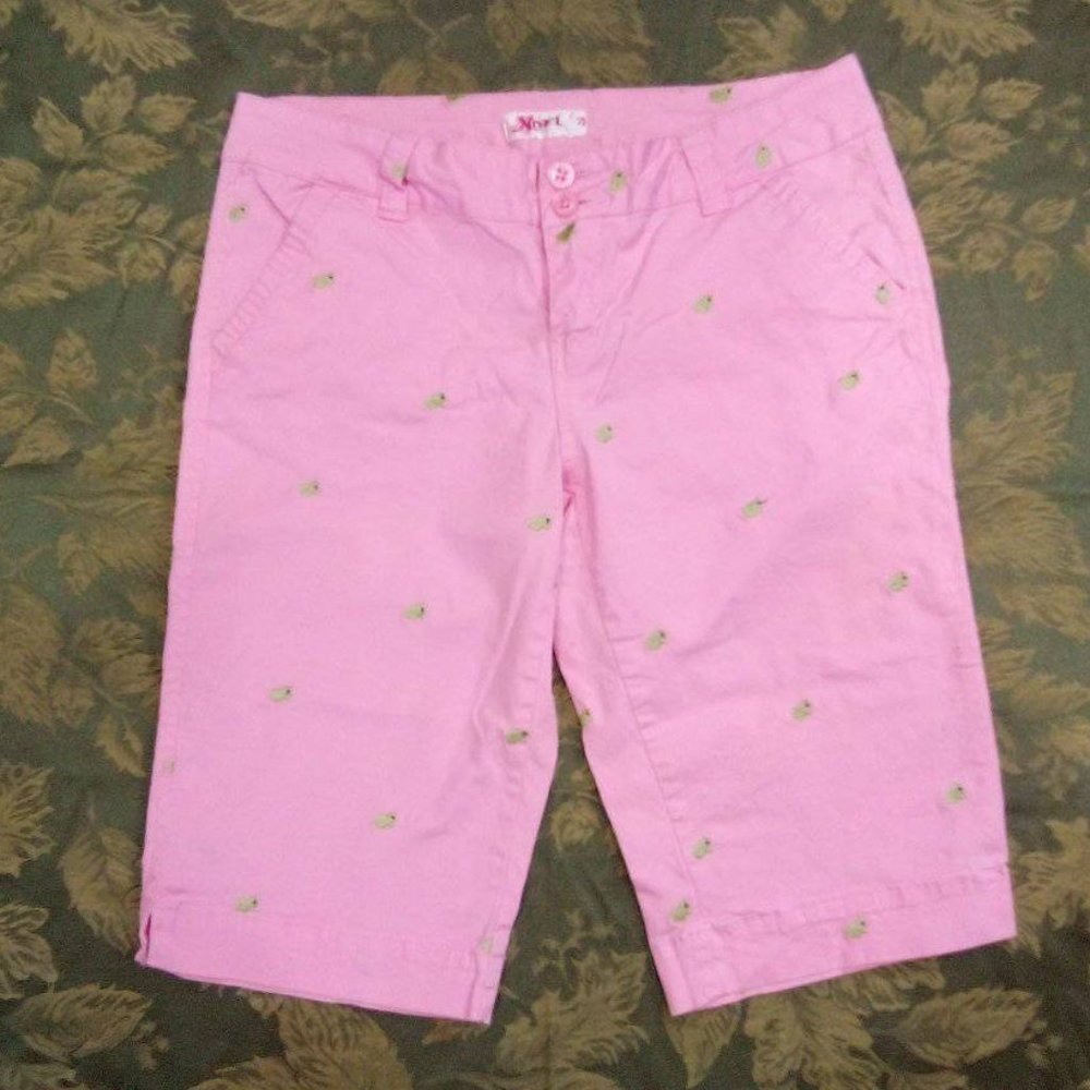 Nori Pink Bermuda Shorts with Green Embroidered Frogs